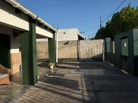 ¡Se vende encantadora casa en Roque Pérez, con todos los servicios! Calle Alem al 500