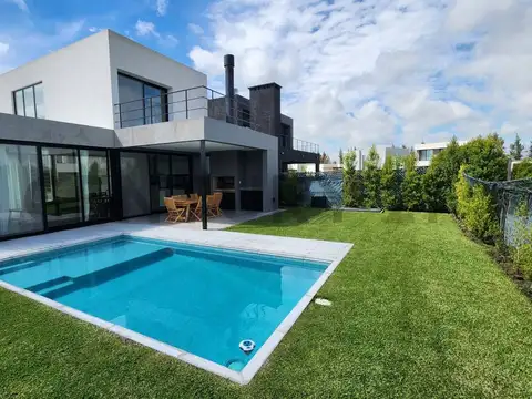 Casa en venta. Vila Marina ll, con amarre