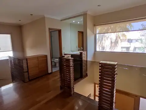 Casa en  venta- Funes Hills- San Marino- cuatro Dormitorios