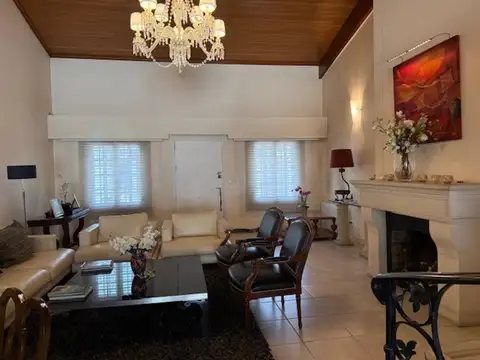 Casa en Venta con 3 cocheras