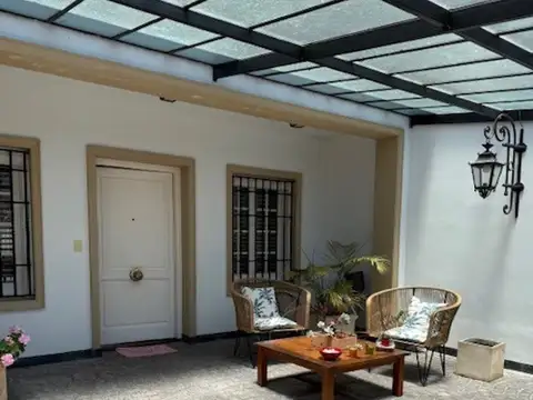 Excelente Casa Martínez Libertador al río.