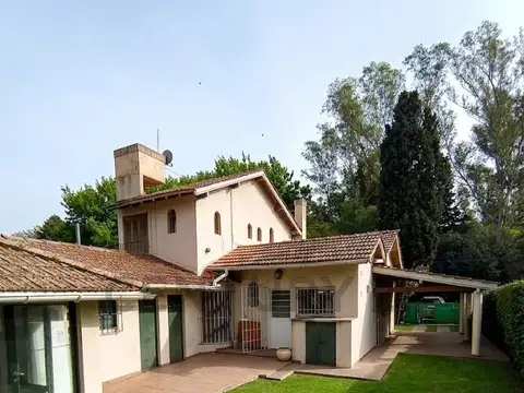 VENTA CASA QUINTA 5 AMBIENTES-QUINCHO-PILETA-PARQUE-BARRIO CERRADO-CARLOS SPEGAZZINI
