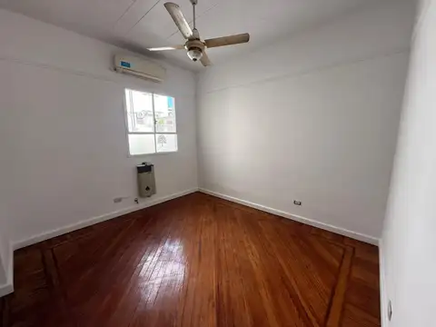 DEPARTAMENTO TIPO PH DE 2 AMBIENTES CON ESCRITORIO Y TERRAZA - APTO PROFESIONAL