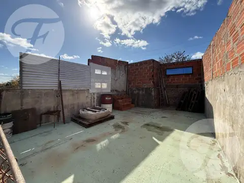 Oportunidad Ituzaingó Norte Casa 3 Ambientes con dos Locales al Frente y Gran Potencial de Inversión