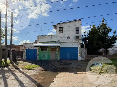 Oportunidad en Ituzaingó Norte - Casa 3 Ambientes con dos Locales al Frente y Gran Potencial de Inversión.