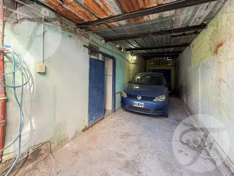 Oportunidad en Ituzaingó Norte - Casa 3 Ambientes con dos Locales al Frente y Gran Potencial de Inversión.