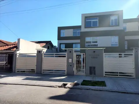 *MUY BUEN DEPTO. 2 AMB CON PATIO Y COCHERA CUBIERTA *EDIFICIO C/QUINCHO Y PARRILLA 