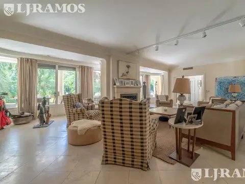 Casa en Venta con 7 cocheras