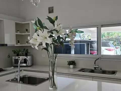 Casa 6 ambientes con 5 baños