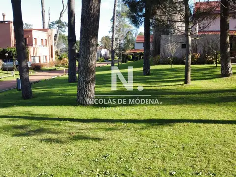 En venta terreno en Pinares, Punta del Este en agradable entorno