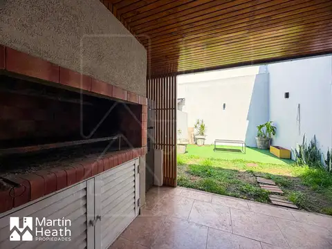 -VENTA- Gran PH 2amb. con jardin, parrilla y energía de una casa.
