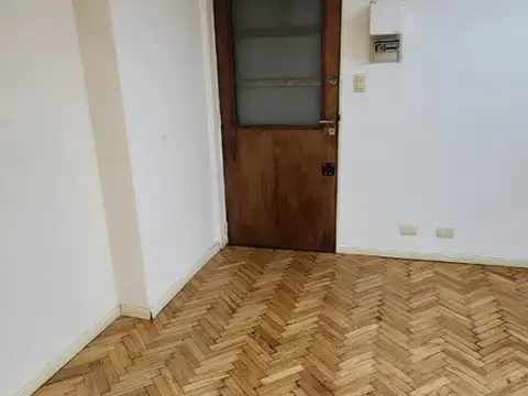 Diviiina! Oficina semipiso al Frente recepcion sala firma y despacho  baño