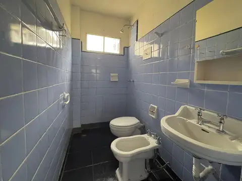 ALQ Monoamb divisible al fte con balcón, cocina integrada, amplio y luminoso