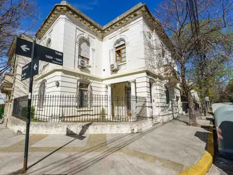 Casa 9 ambientes con Cochera