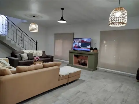 CASA QUINTA EN VENTA DE 5 AMBIENTES EN DEL VISO, B° LOS JAZMINES