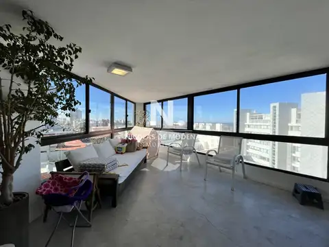 Vende apartamento con vista al mar de 4 dormitorios en Peninsula, Punta del Este.