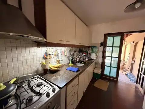 Casa 6 ambientes con 2 baños