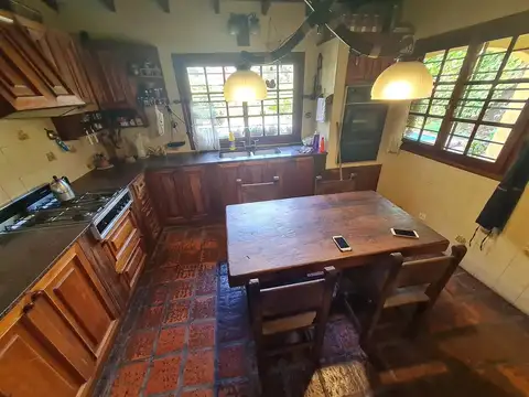 Casa 4 ambientes con 2 baños