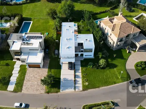 Casa 6 ambientes con 5 baños