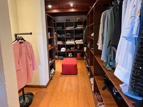 Casa 14 ambientes con 4 baños