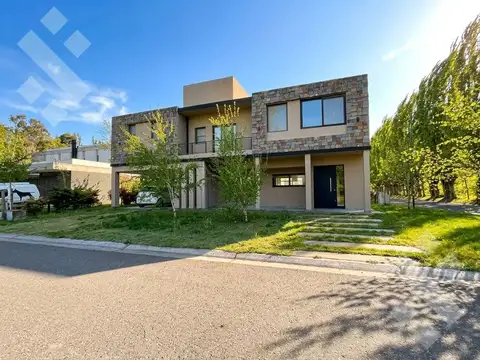 CASA EN VENTA - BARRIO CERRADO LA COMARCA