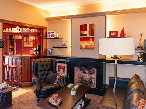 Casa en Venta con 3 cocheras