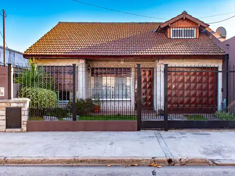 VENTA CASA 3 AMBIENTES CON  DEPARTAMENTO TIPO DÚPLEX SOBRE AMPLIO LOTE