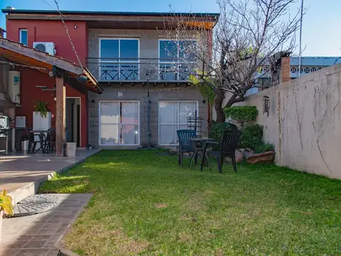 VENTA CASA 3 AMBIENTES CON  DEPARTAMENTO TIPO DÚPLEX SOBRE AMPLIO LOTE
