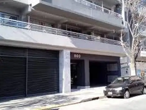 Cochera descubierta y a nivel, en venta.