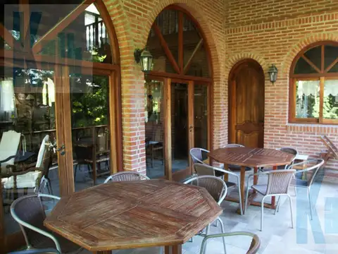 Casa chalet tres plantas en Carilo excelente ubicación en alquiler verano 2026-27
