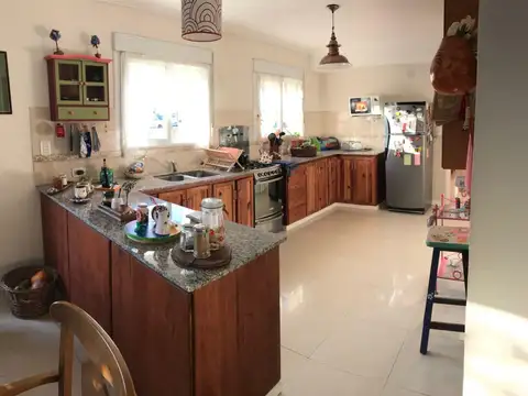 Casa 4 ambientes con 2 baños