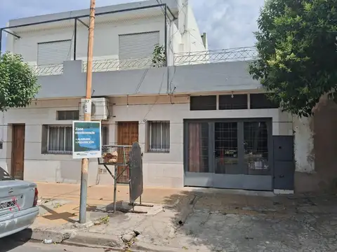 Casa ph muy amplia 5 ambientes, con 2 baños, garaje para 3 autos y terraza