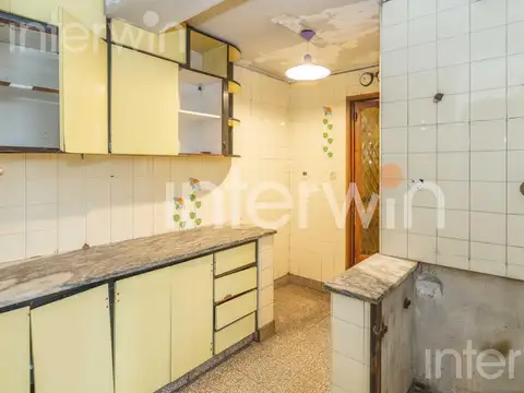 Casa a refaccionar de 5 ambientes con cochera y jardín - Villa Devoto