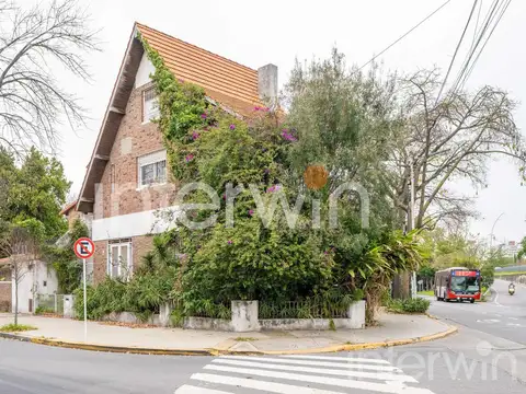 Casa a refaccionar de 5 ambientes con cochera y jardín - Villa Devoto