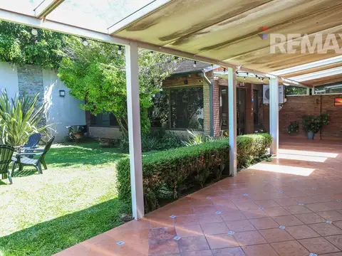 Casa 8 ambientes con 4 baños