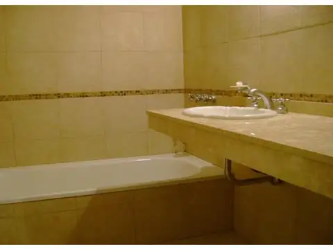 Casa en Alquiler con 2 cocheras