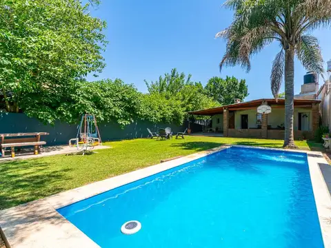 VENTA  - Casa 2 dormitorios, quincho y piscina  - Barrio Villa Elvira, Timbúes, San Lorenzo.