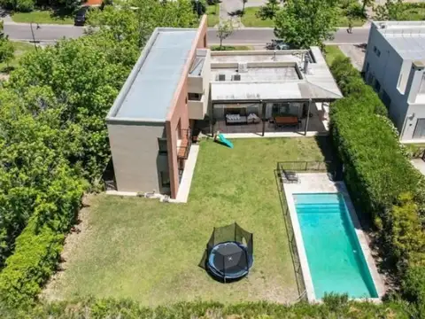 Casa en Venta con 2 cocheras