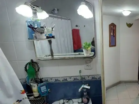 Casa 8 ambientes con 2 baños
