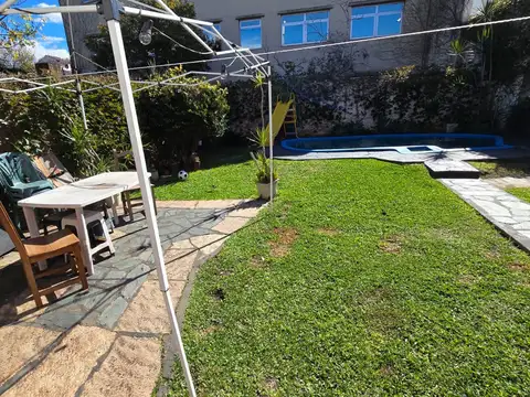 CASA (EN PH) DE 5 AMBIENTES CON COCHERA, JARDIN Y PILETA EN VENTA. MARTINEZ
