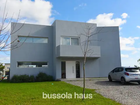 Casa en venta de 5 ambientes a la laguna en Canton Golf