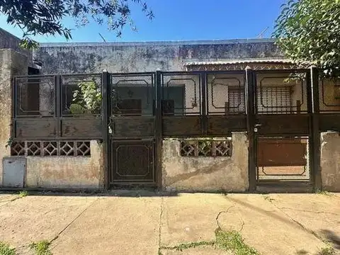 Casa en venta - 3 Dormitorios 1 Baño - Cochera - 206Mts2 - Villa de Mayo