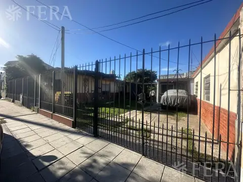 Venta Casa para dos familias con cochera en Villa Dominico