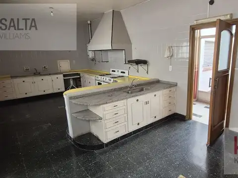Casa 12 ambientes con 4 baños