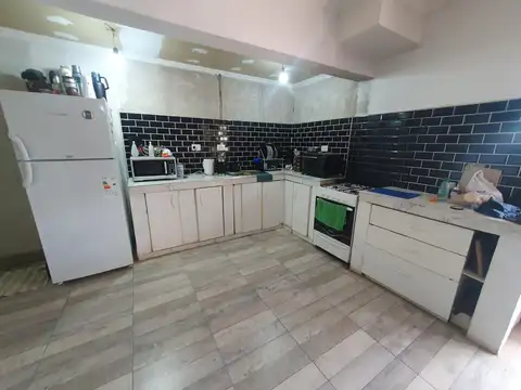 CASA EN ESQUINA MÁS DEPARTAMENTO DE 2 DORMITORIOS