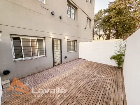 Departamento 3 ambientes en planta baja con patio y cochera