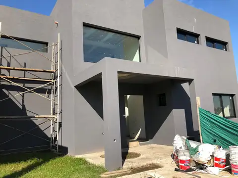 Casa en Venta con 3 cocheras