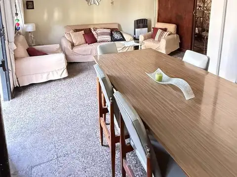Casa 5 ambientes con 2 baños