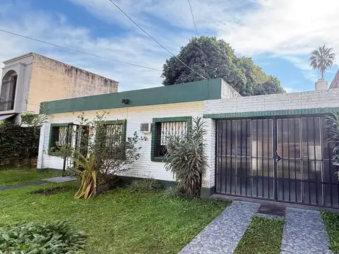 Casa de 3 dormitorios en terreno de 450 m2 en VENTA en Perú al 1500, Yerba Buena
