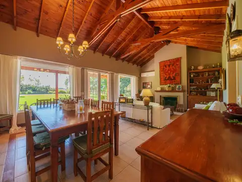 Casa en Alquiler con 2 cocheras
